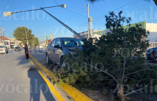 Dormita al volante cuando llevaba a su hijo a la escuela y choca contra un árbol en Saltillo