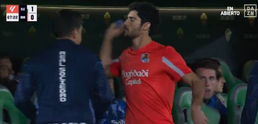 Guedes revienta una botella contra el banquillo tras ser cambiado: «Igual no estaba conforme con su partido»