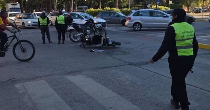 Un hombre alcoholizado atropelló a un inspector en el centro de Neuquén y luego en la huida chocó contra un poste