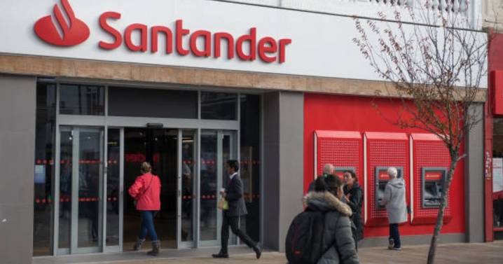 Santander issues £120 warning to customers over their bank balances