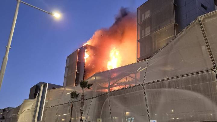 Evacúan el hospital Santa Lucía de Cartagena por un incendio en la terraza y la fachada