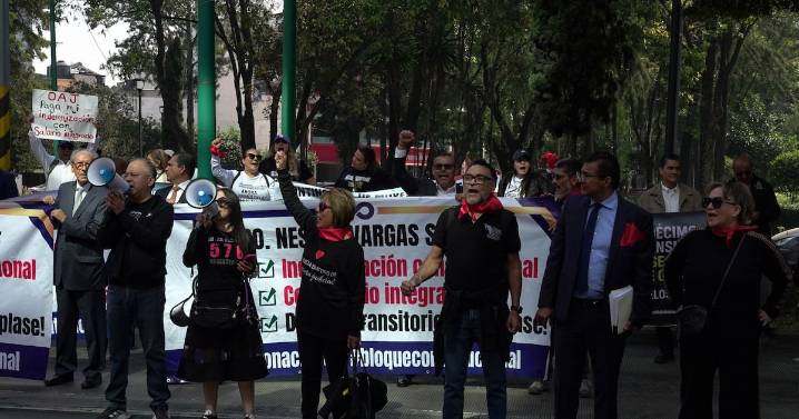Protestan exjuzgadores por la falta de pago de indemnización