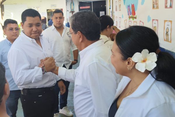 Rafael Noya ejerce su derecho al voto en la I.E.D. Magdalena, sede 3