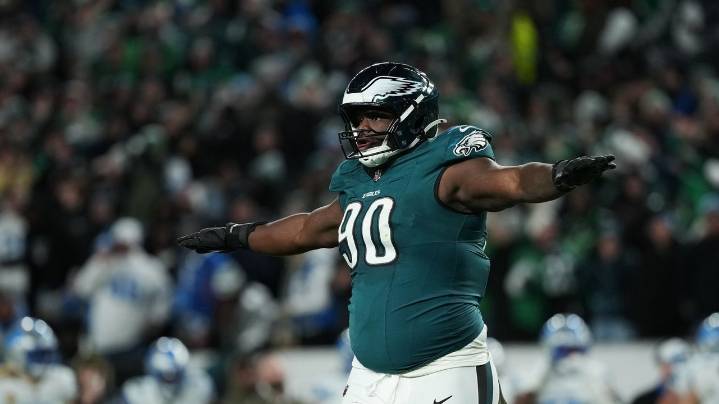 Eagles' defense has carried them to an 8-2 record while the offense struggles