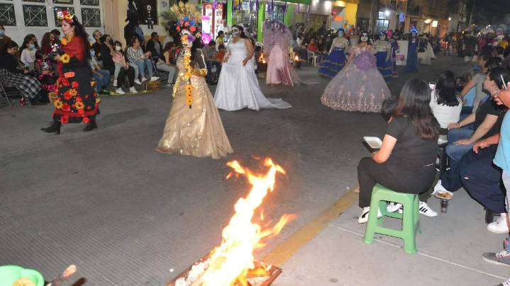Multitudinaria 24ª edición del Paseo de las Luminarias ilumina Celaya