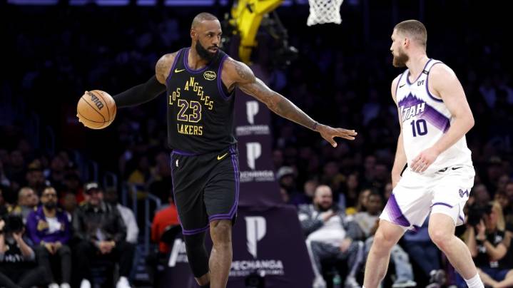 LeBron, Lakers Run Away From Utah Jazz In Second Half
