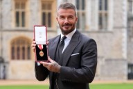 David Beckham recibe el título de Caballero del Imperio Británico de manos del rey Carlos lll