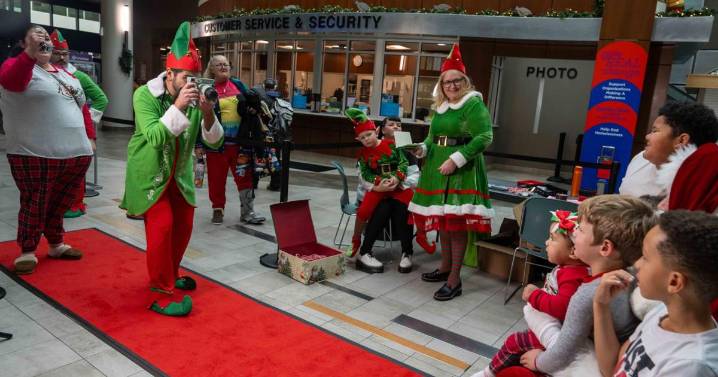 Free photos with Santa at the STA Plaza