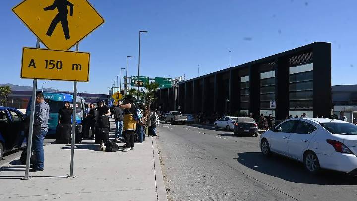 Necesario permitir que vehículos de plataformas recojan pasajeros en aeropuerto de Tijuana: Cotuco