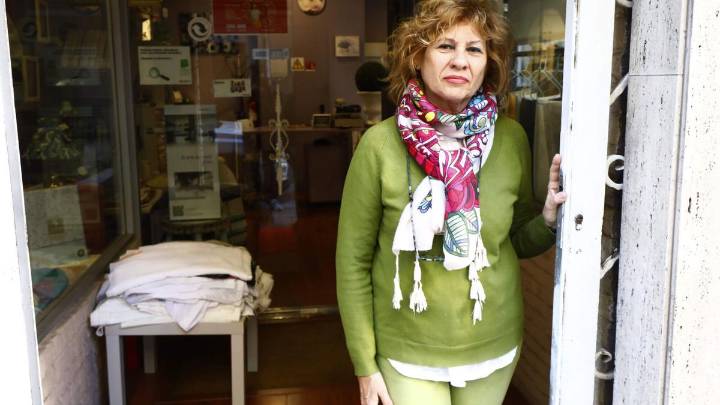 Elena dice adiós a toda una vida en su tienda de decoración en el centro de Zaragoza: "Me da pena porque tenemos muchos clientes"
