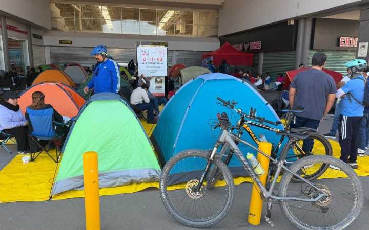 Maestros de Oaxaca toman casetas y tiendas departamentales