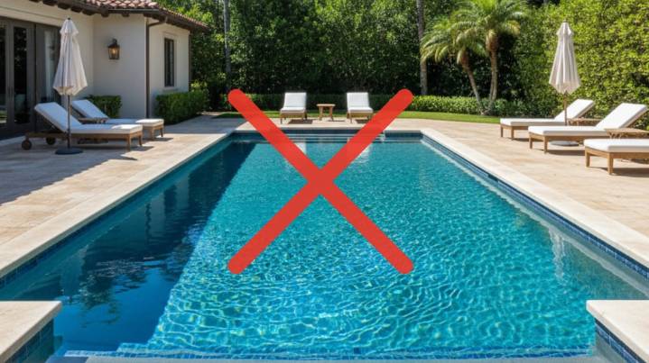 Adiós a la pileta celeste: el color tendencia que le da un toque único al jardín este verano 2026