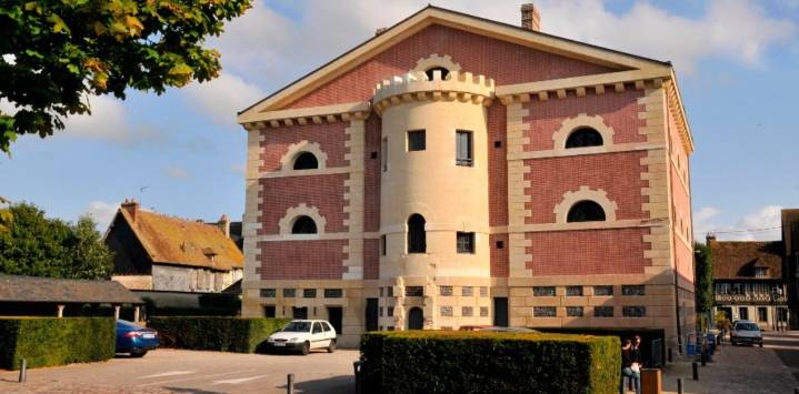 La increíble cárcel donde los presos fichaban la tarjeta de entrada de los guardias