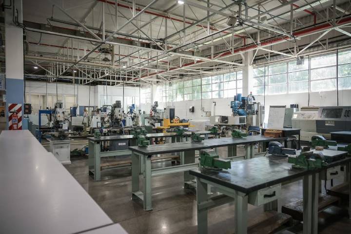 Uno de los graduados es un CEO. La escuela técnica de una automotriz que enseña con 10 impresoras 3D y tres robots industriales