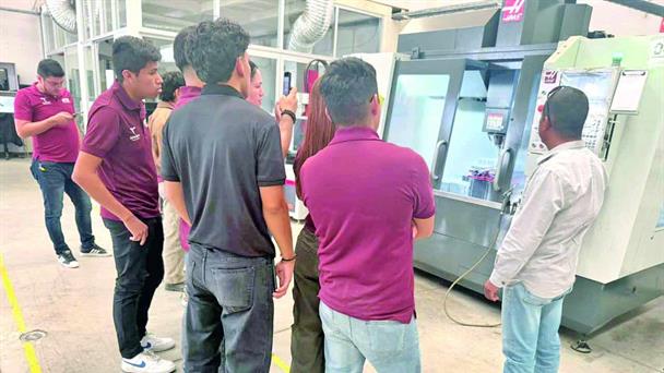 Estudiantes de la UTTN en industria aeronáutica