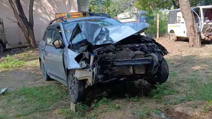 Police sub-inspector, family members sustain injuries as car crashes into roadside tree near Raichur