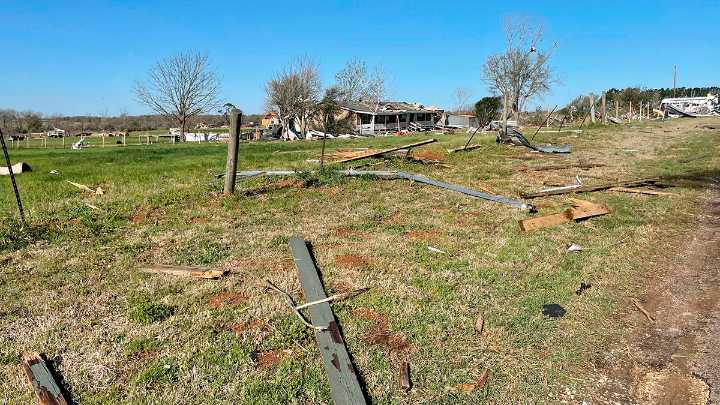 Un tornado dañó más de 100 casas y dejó a miles sin electricidad en Texas