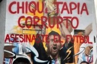 Aparecieron pintadas contra "Chiqui" Tapia en los murales dedicados a La Scaloneta