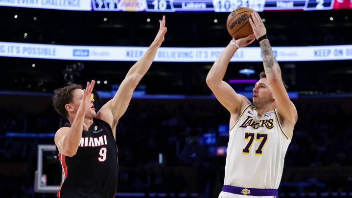Luka Doncic logra triple doble en nueva victoria de Lakers ante El Heat