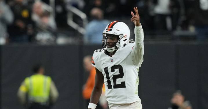 Shedeur Sanders makes some big plays and Browns' defense does the rest as rookie wins 1st NFL start