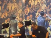 Se viraliza video del equipo de Christian Nodal revisando sus bebidas en pleno show