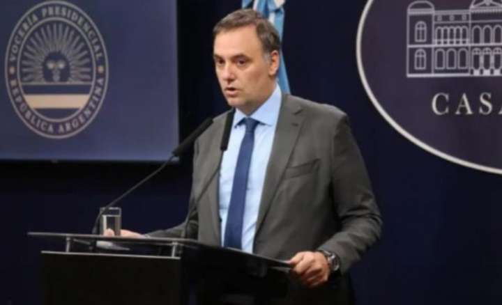 Millonaria estafa: cayó en falsas inversiones de YPF por un video de Adorni hecho con IA