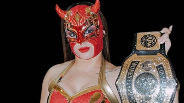 Sexy Flor es nueva campeona de APW; derrota a Tuskana en una 'lucha de ataúd'