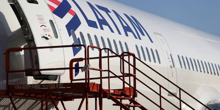Pasajeros de aerolínea Latam en Colombia pueden ver retrasos en los vuelos debido a paro de pilotos: “No existe fecha definida”
