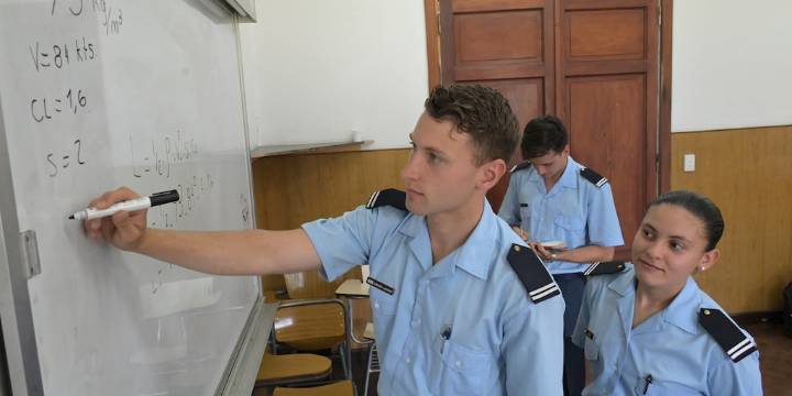 DEF en la Escuela de Aviación Militar: ¿qué hay que estudiar para ser piloto militar y volar los F