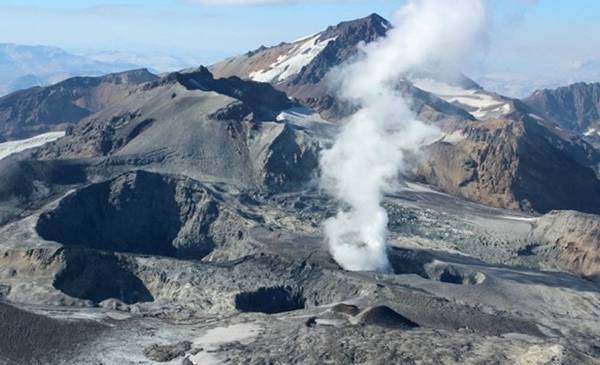 Un volcán emitió una columna de cenizas en Mendoza