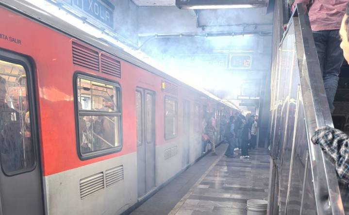 Desalojan a usuarios del Metro por humo dentro de estación Xola; SCT aclara que se debió a falla mecánica en un tren