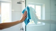 Ni lavandina ni detergente: cómo eliminar la suciedad de la mampara del baño en minutos