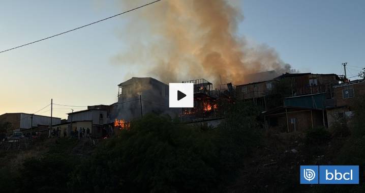 Incendio consume viviendas en campamento Nuevo Amanecer de Cerrillos