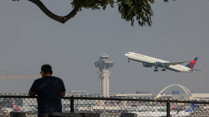 FAA reducing air traffic in 40 high-volume markets amid shutdown – NBC4 Washington