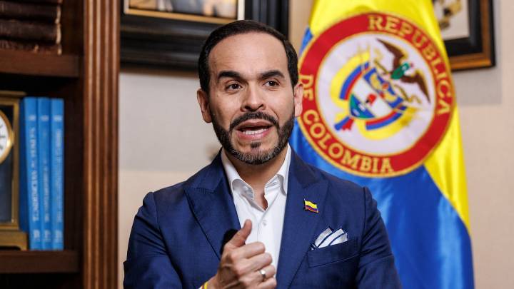 El Péndulo al Aire: ¿Qué explica el fenómeno de éxito detrás de la candidatura de Abelardo de La Espriella?