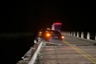 Tremendo: Pescaban arriba de un puente y cayeron embestidos por un auto (IMÁGENES)