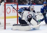 Jets goalie Hellebuyck to undergo arthroscopic procedure on his knee and miss 4 to 6 weeks