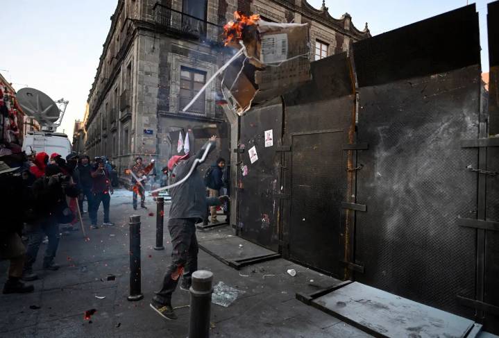 Protesta de la Generación Z tira vallas en Palacio Nacional de CDMX