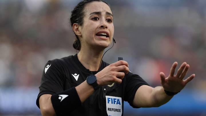 Árbitra mexicana pide un alto a la violencia digital