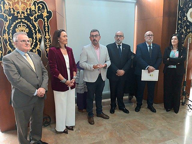 El alcalde preside la inauguración de la exposición "50 años entre doce varales" que conmemora el aniversario de los Hijos de María