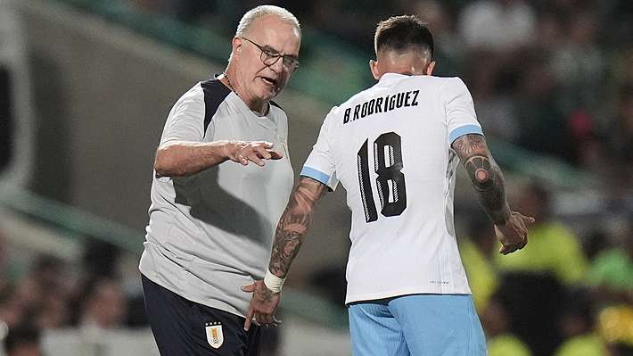 "Lo que más molesta es el trato": En Uruguay aseguran que los jugadores de la selección no aguantan más Bielsa y que piden drástica medida El entrenador reconoció la semana pasada que no ha logrado la