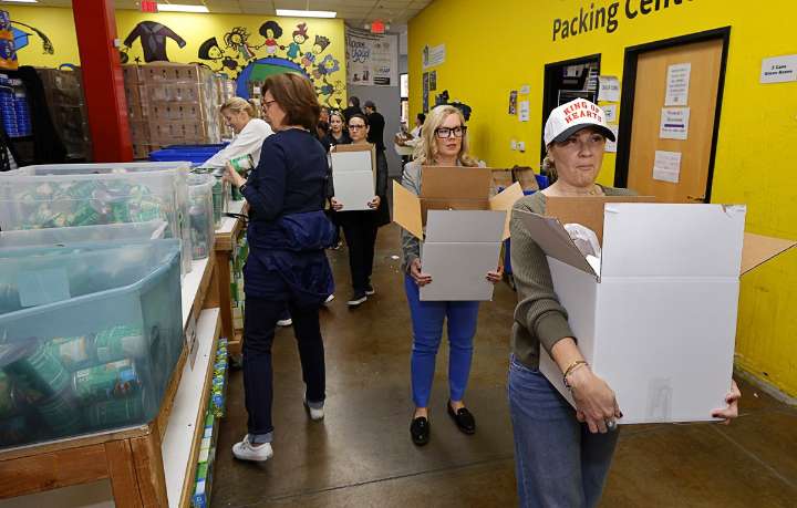 Las Vegas charities, with help of volunteers, work overtime to keep holiday tables filled