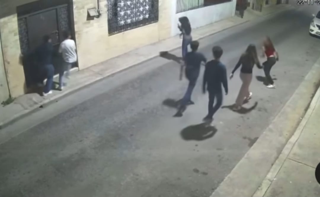 Jóvenes causan alarma al patear puerta y afectar a adulto mayor con marcapasos.