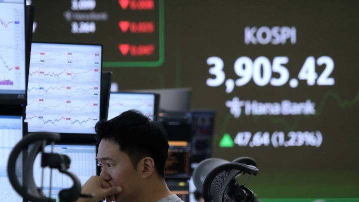 Asian stocks climb after Wall Street rallies on hopes for lower interest rates