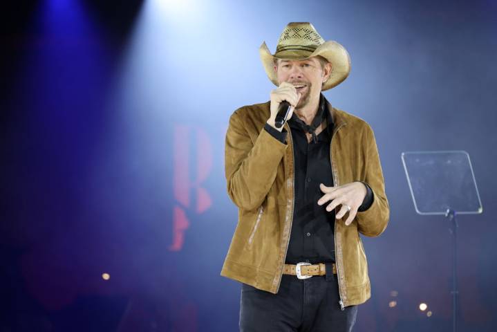 Country music star said when he flatlined he saw a bright light and Toby Keith