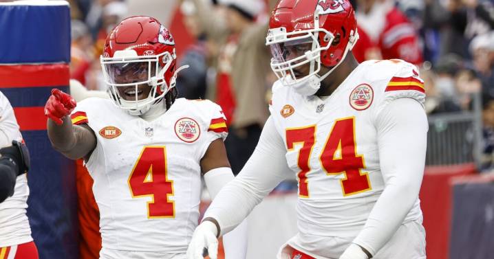Chiefs lose starters on offense, defense to injury in 1st half at Dallas