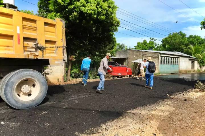 Habitantes de Puerto Morelos cuestionan el avance del 73% en obras municipales