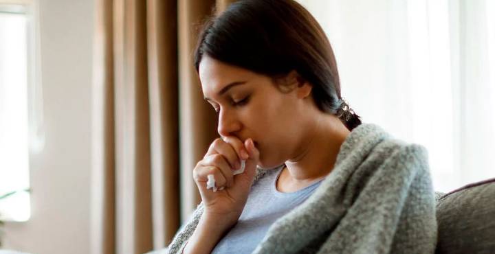 Fiebre, tos y riesgo mortal: lo que debes saber de la neumonía