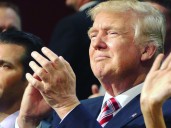 TWP: Trump evalúa operación aérea de panfletos con oferta de 50 millones por entregar a Maduro