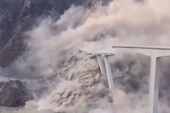 China: el momento en que colapsa un impresionante puente de 758 metros de altura